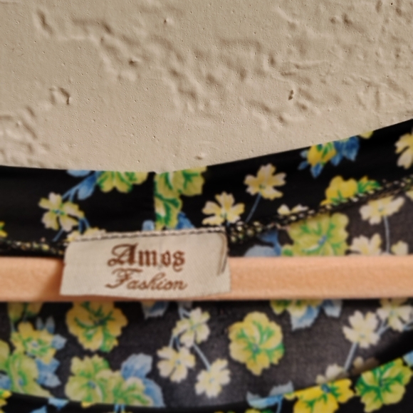 Short sleeve roundNECKLINE FLORAL SOFT COOL BLUE/GREEN WHIMSICAL SUMMERTIME TOP - Picture 6 of 6